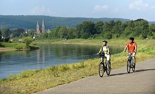 Wie die Fahrradhändler im Kreis derzeit spüren, wollen viele Menschen ihren Heimaturlaub aktiv gestalten - zum Beispiel auf dem Weserradweg bei Höxter. - Kulturland.org/Stadt Höxter