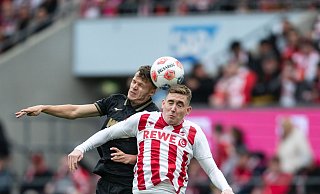 Kölns Isak Johannesson (r) und Augsburgs Robin Fellhauer kämpfen um den Ball. - Marius Becker/dpa Kölns Isak Johannesson (r) und Augsburgs Robin Fellhauer kämpfen um den Ball. - Marius Becker/dpa