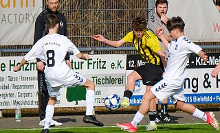 Wellensieks C-Jugendspieler Art Bardoshi (Mitte) passt den Ball durch zwei gegnerische Spieler vom SV Werl-Aspe. - Andreas Zobe