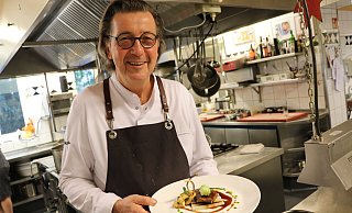 Der Paderborner Sternekoch Elmar Simon mit den geschmorten Kalbsbäckchen mit Schwarzwurzeln und Süßkartoffelpüree. - Holger Kosbab