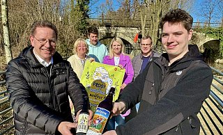 Salzkottens Bürgermeister Ulrich Berger (l.) und Mit-Veranstalter Lucas Risse präsentieren zwei der Biere, die es Ende Mai im Franz-Kleine-Park zu probieren gibt. Das Bierfest findet unterhalb der neuen Brücke des Franz-Kleine-Parks statt, die den grünen Platz nun barrierefrei mit der Verner Straße verknüpft. - Jens Reddeker