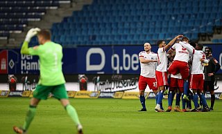 Der Hamburger SV hat mit dem Sieg gegen Regensburg die Tabellenführung übernommen. - Foto: Christian Charisius/dpa