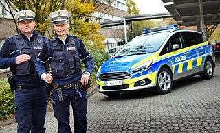Voller Vorfreude erwarten Kisten Bargholz und Marc Findorff den Einsatz des ersten Bielefelder Streifenwagens der Marke Ford. - Barbara Franke