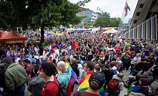 Wow, ist das voll: Wir berichten live vom Christopher-Street-Day 2019 in Bielefeld. - Mike-Dennis Müller