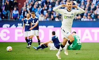 SCP-Joker Sebastian Klaas bejubelt seinen 3:2-Treffer, während die Schalker enttäuscht am Boden liegen. - dpa