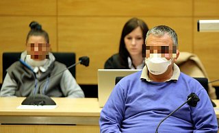 Die Angeklagte (links) und ihr ebenfalls angeklagter Ehemann vor Gericht. - Wolfgang Rudolf