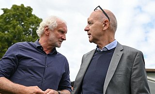 DFB-Präsident Bernd Neuendorf (r) und Sportdirektor Rudi Völler bei der Vorstellung der Vereinsaktion «DFB-Punktespiel» in Hanau. - Arne Dedert/dpa