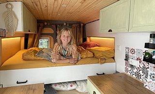 Celine Hinz in ihrem Wohnmobil "Henry", das für sechs Monate ihr Zuhause war. Liebevoll hat sie den Peugeot Boxer mit kleinen Detail und praktischen Ideen zuvor selbst ausgebaut. - Natalie Gottwald