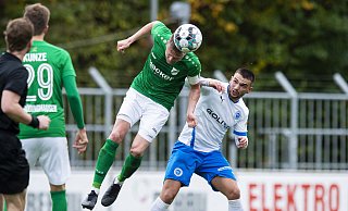 Daniel Flottmann vom SV Rödinghausen macht einen Kopfball. Neben ihm ist Leon Demaj (Lotte). - Noah Wedel