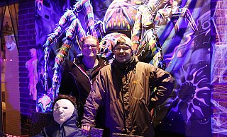 Vanessa und Frederik Mespe aus Minden und ihr "guter Freund" Michael Myers aus dem Film Halloween. - Fabienne Balitzki-Ignorek