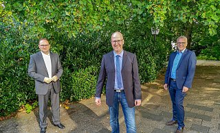 Thomas Beck (Mitte) kandidiert bei der Mitgliederversammlung als Vorsitzender des Stadtverbandes der CDU Herford und wird dabei vom Kreisvorsitzenden Dr. Tim Ostermann (l.) und dem bisherigen Vorsitzenden Klaus Oehler unterstützt. - CDU Stadtverband