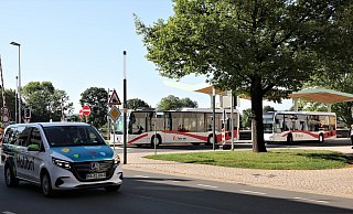 Kleine und große Busse - der Mix auf den Straßen je nach Bedarf ist und wird noch stärker ein wichtiger Baustein für den ÖPNV im Kreis Höxter. - Simone Flörke