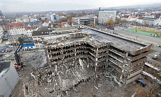 Blick hinter die Kulissen: Vom ehemligen Parkhaus am H1-Hochhaus steht nur noch ein Torso. Rechts erstreckt sich der Kesselbrink, wo die Front noch steht. - Oliver Krato