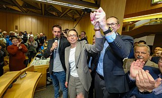 Am Wahlabend lässt sich Christiana Bauer vom künftigen Fraktionschef Steve Kuhlmann (re.) feiern. - Andreas Zobe Am Wahlabend lässt sich Christiana Bauer vom künftigen Fraktionschef Steve Kuhlmann (re.) feiern. - Andreas Zobe