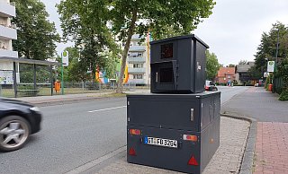 Der mobile Blitzer der Stadt Gütersloh wurde von NW-Lesern und Radio-Gütersloh-Hörern in einer gemeinsamen Aktion "Moneypenny" getauft.  - Archiv/Irja Most