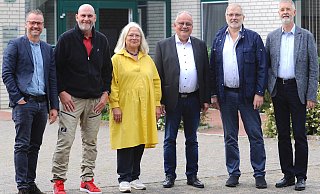Auf ihnen ruht die Hoffnung des künftigen Lübbecker Bürgermeisters Philipp Knappmeyer (v. l.), die AfD kaltzustellen: Andreas Schröder (SPD), Christiane Brune-Wiemer (Grüne), Bernd Sasse-Westermann (LK), Andreas Eickmeier (FDP) und Martin Klee (WL). - SPD