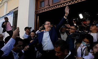 Bernardo Arévalo (M) nach der Stimmabgabe. Er verkörpert die Hoffnung auf einen Wandel. - Moises Castillo/AP/dpa