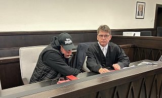 Der Angeklagte und sein Verteidiger Jann Henrik Popkes beim Prozessauftakt. - Jutta Steinmetz