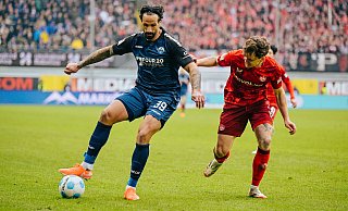 SCP-Angreifer Adriano Grimaldi (l.), der hier gegen Lauterns Mittelfeldspieler Florian Kleinhansl den Ball behauptet, brachte Paderborn zurück auf die Siegerstraße. - Besim Mazhiqi