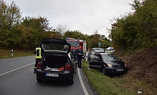 Ein 20-Jähriger verlor in der Kurve an der B239 in Kirchlengern die Kontrolle über sein Fahrzeug. - Polizei Herford