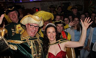 Das neue Mümmelprinzenpaar Stefan Brestrich (vorne l.) und Moni Gertkämper in Paderborn ist offiziell im Amt. Begleitet wird es von der Narrenscharr um Andreas Gorecki (l.) - Moritz Jülich