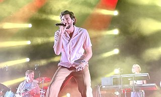 Alvaro Soler beim Konzert für Mitglieder der Verbundvolksbank OWL an der Dreckburg in Salzkotten. - Carola Drabon