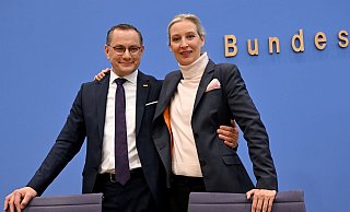 Alice Weidel, Bundesvorsitzende und Kanzlerkandidatin der AfD, und Tino Chrupalla, AfD-Bundesvorsitzender, sind zufrieden mit dem Ergebnis bei der Bundestagswahl 2025. - Sören Stache/dpa