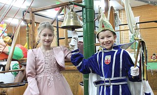 Seit in Steinheim Karneval gefeiert wird, sind auch die Kinder immer dabei. Schon früh im 20. Jahrhundert gab es Kinderprinzenpaare, die die kleinen und kleinsten Narren mild regierten. In dieser Session sind Stine Bödeker und Hannes Hünkemeier die jungen Tollitäten der StKG. - Madita Schellenberg