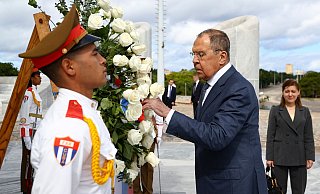 Laut dem russischen Außenminister Sergej Lawrow (M) hat Russland Kuba in diesem Jahr bereits zwei Kredite zur Versorgung mit Erdöl, Erdölprodukten und Lebensmitteln gewährt. - Uncredited/Russian Foreign Ministry Press Service/AP/dpa