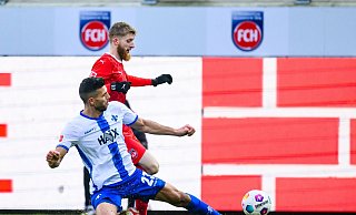 Heidenheims Jan-Niklas Beste (hinten) blüht derzeit auf. - Tom Weller/dpa