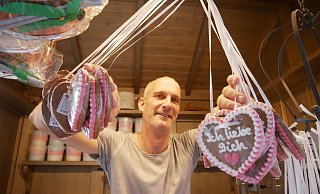 Thomas Wibbe verwöhnt seine Kunden mit Schokofrüchten, Popcorn und Lebkuchenherzen. - Klaus Karenfeld