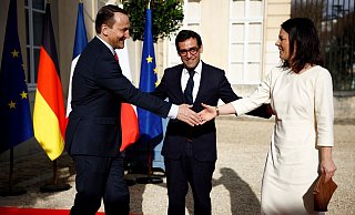 Treffen in La Celle Saint-Cloud: Annalena Baerbock und ihre Amtskollegen aus Frankreich, Stephane Sejourne (M), und Polen, Radoslaw Sikorski. - Sarah Meyssonnier/RTR POOL/AP/dpa