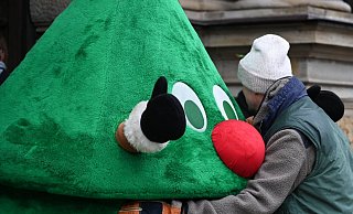 Ein Gärtner muss sich wegen Hausfriedensbruches verantworten, weil er auf einem umzäunten Kita-Gelände heimlich einen Weihnachtsbaum aufgestellt hat. Die Kita hatte sich zuvor gegen einen Baum entschieden. - Niklas Graeber/dpa