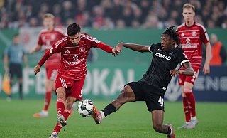 Azzouzi (l) war Düsseldorfs auffälligster Spieler. - Marius Becker/dpa