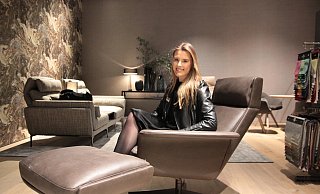 In der Legende: Jana Jordan, Marketing-Chefin der Bielefelder Werkstätten hat im Sessel „Legend" Platz genommen. - Stefan Schelp