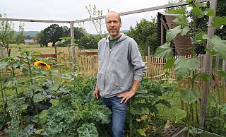 Schwört auf den Mondkalender: Claus-Martin Bartelheimer hat sein Gemüse nach den Mondphasen gepflanzt. Für die Gewächse braucht er außerdem kein Wasser, denn er gießt die Pflanzen nicht. - Anthea Moschner