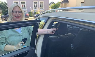 Tanja Mindt-Altun zeigt die Plastik-Trennwand zwischen Vorder- und Rücksitzen in einem ihrer Taxis. Die Fahrgäste können somit auf das Tragen eines Mund-Nasenschutzes während der Fahrt verzichten. - Natalie Gottwald