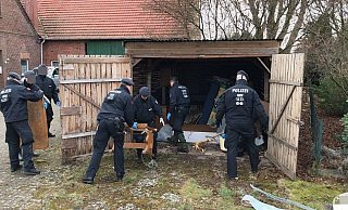 Mordfall Hille: Die Polizei ermittelt im Mai auf dem Bauernhof im Kreis Minden-Lübbecke. - Stefanie Dullweber