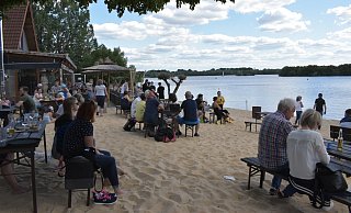 Die Besucher des Eisklang Bistros am Salitos Beach genießen das Urlaubs-Feeling am Lippesee. - Julia Stratmann