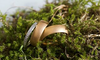 Die Goldschmiede Vorndamme fertigt seit 35 Jahren individuellen Schmuck, Verlobungsringe und Trauringe in ihrer eigenen Werkstatt an. - Goldschmiede Vorndamme