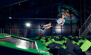 Zusätzlich zu den regulären Angeboten, finden im Superfly Bielefeld saisonal zudem Trampolinkurse für Kinder statt. - Superfly Bielefeld
