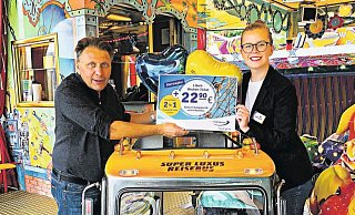 Bus im Karussell: Lisa Casey vom Padersprinter und Hans-Otto Bröckling, Vorsitzender des Schaustellervereins, plädieren zu Libori für die Nutzung öffentlicher Verkehrsmittel. - Padersprinter