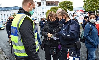 Mitarbeiter des Ordnungsamts kontrollierten Demo-Teilnehmer. - NW