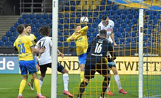 Frederik Lach köpfte in der 6. Minute eine Flanke von Kasim Rabihic zum 1:0 für den SC Verl ins Braunschweiger Tor. Der Ball flog vom Arm des Eintracht-Verteidigers Maurice Marx ins Netz. - Jens Dünhölter
