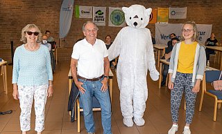 Konzertierte Aktion im Haus der Kirche: Angelika Claußen, Wolfgang Aubke, ein namenloser Eisbär und Meret Karenfort repräsentieren das Klimabündnis in der Öffentlichkeit. - Oliver Krato