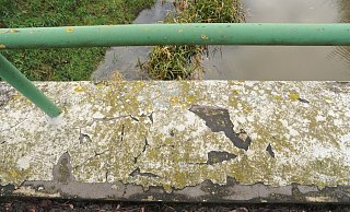 Ein Anstrich an Betonteilen der Hülsenbrink-Brücke platzt ab. - Joern Spreen-Ledebur