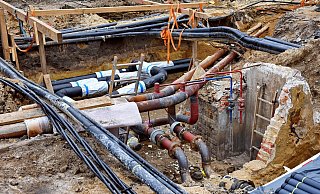 Ein Gewirr von Leitungen: Die Stadtwerke tauschten kurzfristig am Haus der Technik eine Fernwärmeverbindung aus. - Barbara Franke