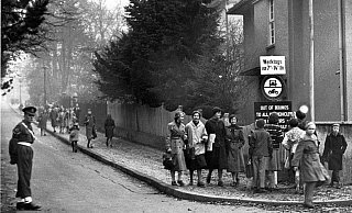 Out of bounds: Zufahrt verboten galt für diese Straße noch lange nach dem Krieg. Ein Soldat überwacht das Verbot. - Georg Heese (Kommunalarchiv)