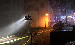 Die Paderborner Feuerwehrleute mussten gleichzeitig den Brand bekämpfen und die weiteren Wohnungen räumen. - Feuerwehr Paderborn