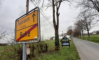 Kurz hinter dem Ortsschild Richtung B64 soll die neue Feuerwache in Buke errichtet werden. Ob ein- oder zweigeschossig, ist noch nicht geklärt. - Uwe Müller